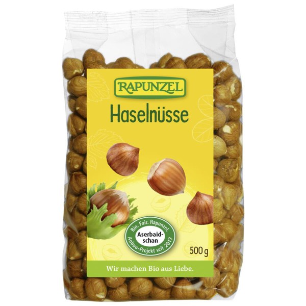 Haselnüsse ganz