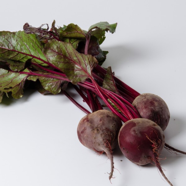 Rote Rüben mit Grün